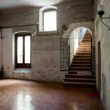 ...raggiungiamo il primo piano, ritrovandoci in uno spazioso ambiente con varie porte e finestre dal quale si snodano scale e corridoi che conducono ai differenti appartamenti